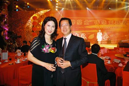 珠海市常務副市長冼文先生與美國華策公司董事長于愛娣女士在晚會現場