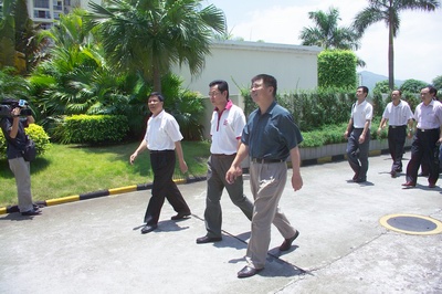 汕尾市委書記、人大主任戎鐵文(左一)和楊峰主席(中)以及王蒙徽市長在參觀國際花園 汕尾市委書記、人大主任戎鐵文(左一)和楊峰主席(中)以及王蒙徽市長在參觀國際花園