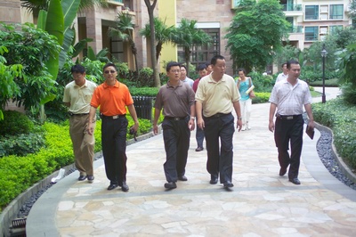 考察團在藍波灣小區(qū)內(nèi)參觀